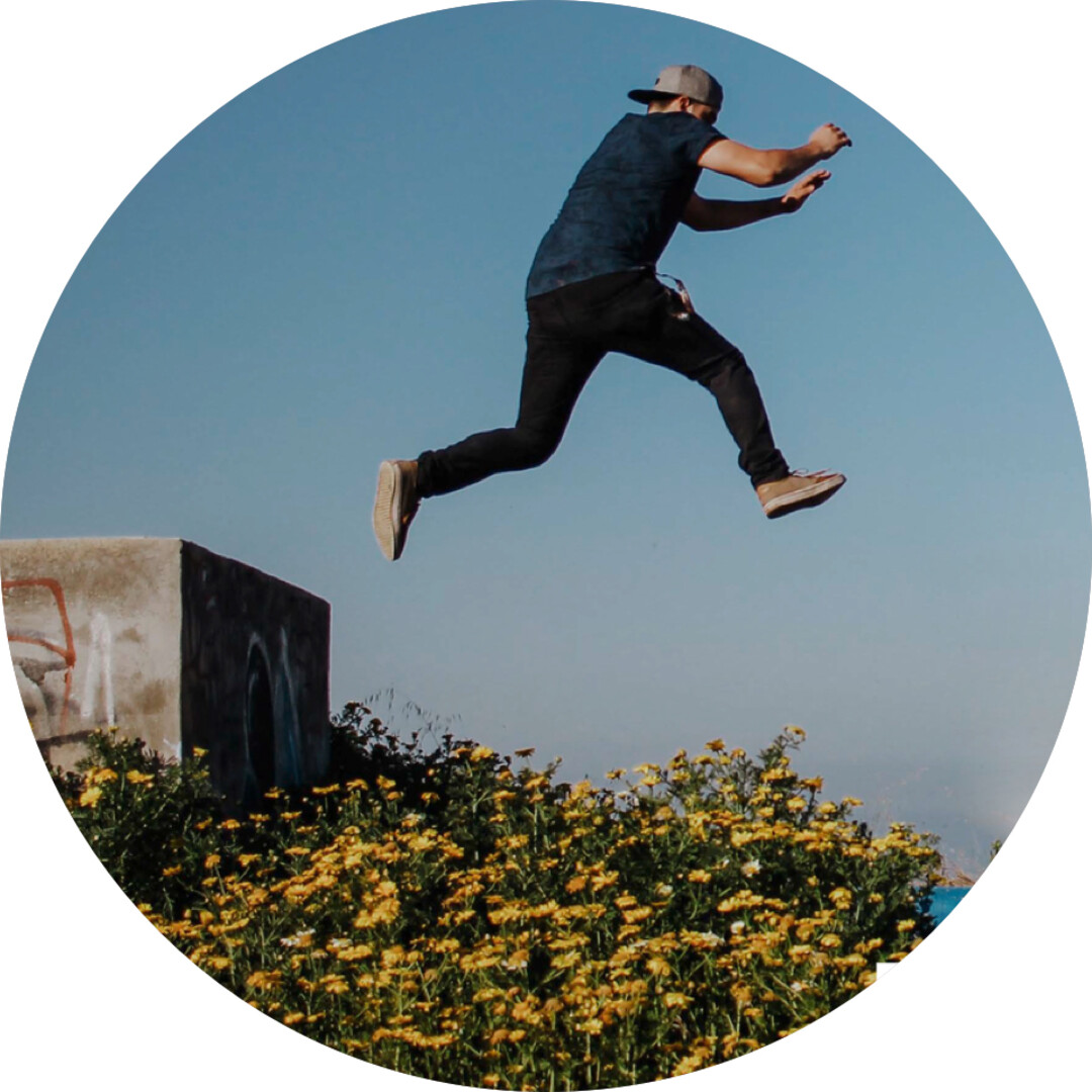 Runder Fotoausschnitt mit jugendlicher Person, die von einer Plattform zur n&auml;chsten springt.